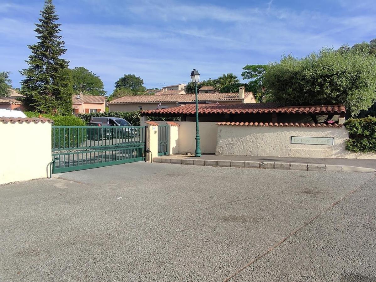 Charmant Studio Lumineux Avec Piscine Frejus Exterior photo